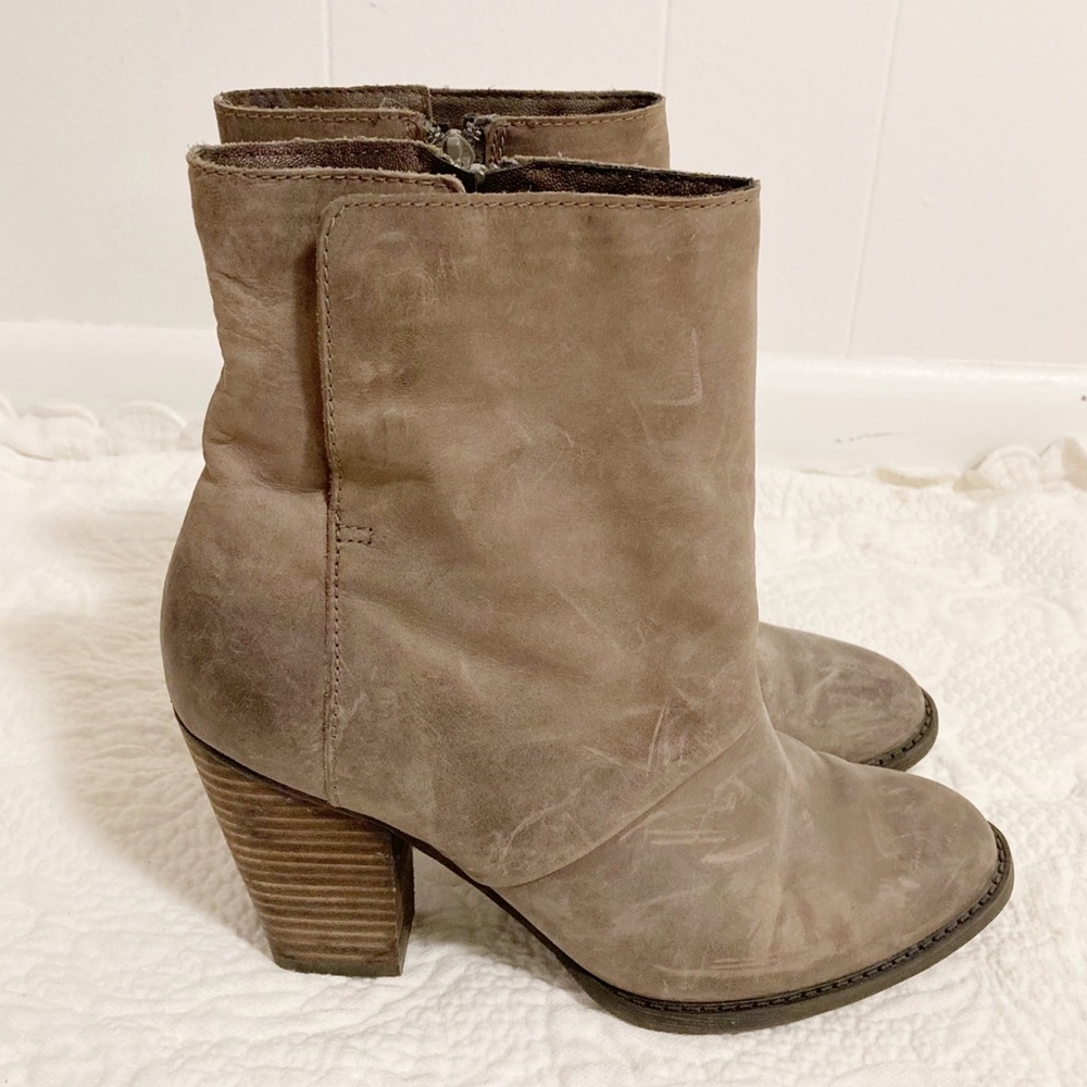 ALDO leather ankle heel bootie button fold over almond shape toe size 8